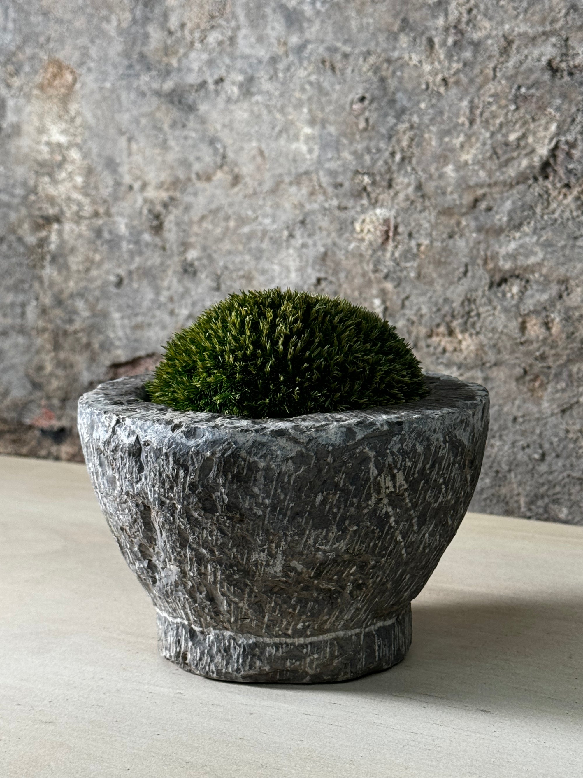 Antique Stone Mortar with Moss FR4