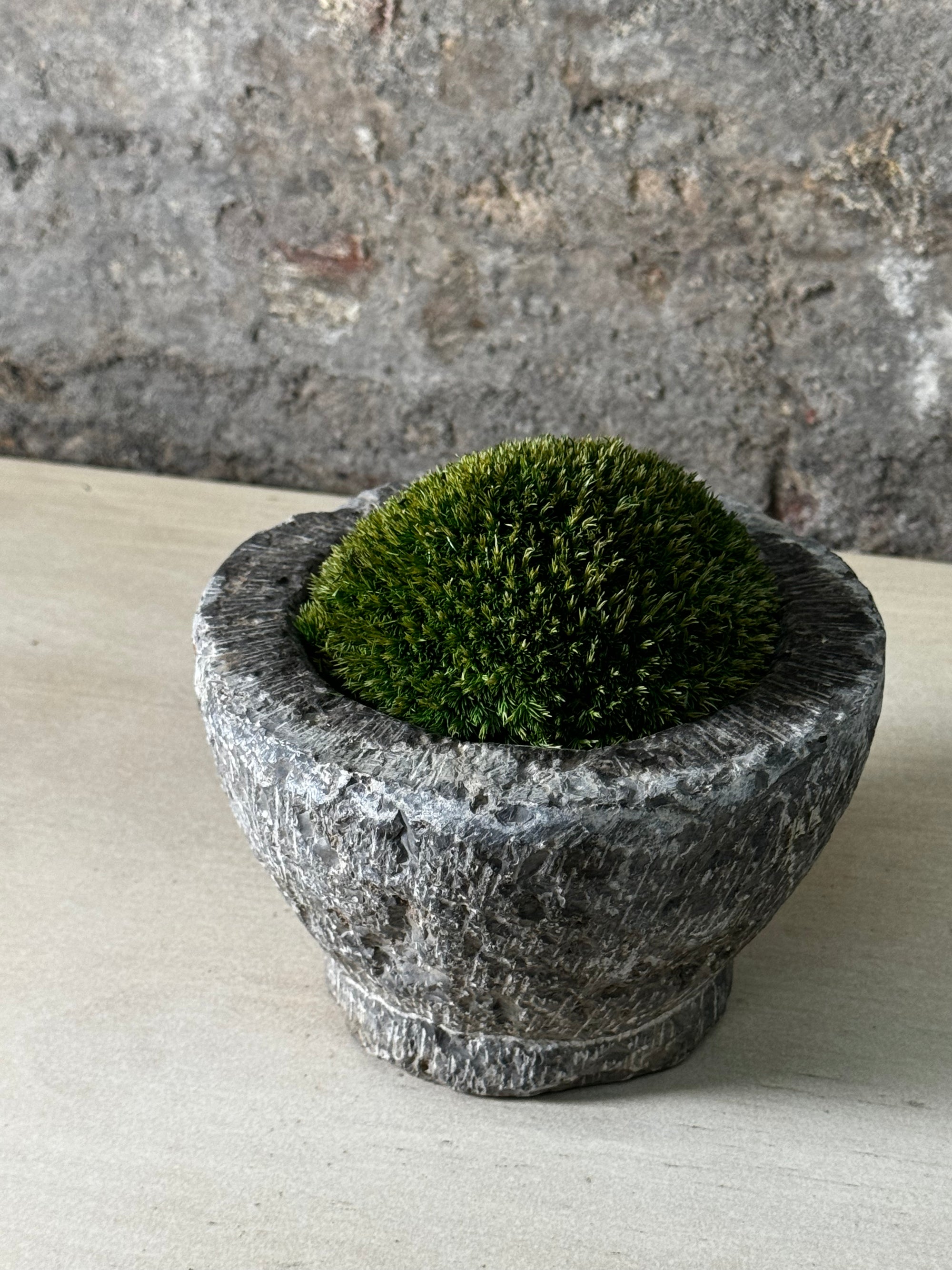 Antique Stone Mortar with Moss FR4