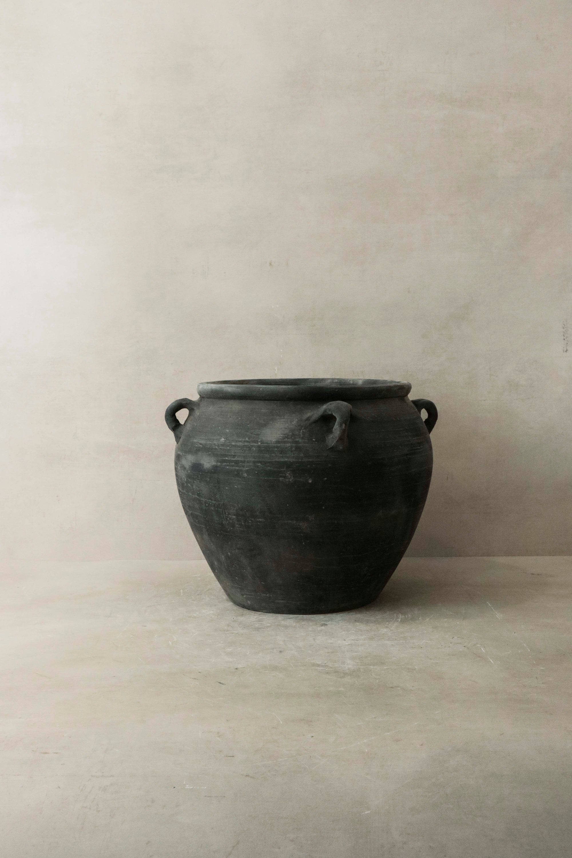 Vintage Dark pot with ears - E4.13